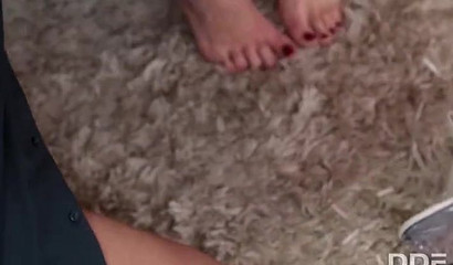 Glamorous blonde Chessie Kay deepthroats four men to get the job