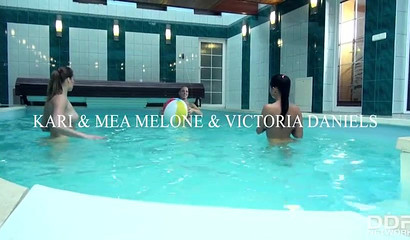 Jessica Night, Mea Melone and Victoria Daniels sucking big dick in the pool
