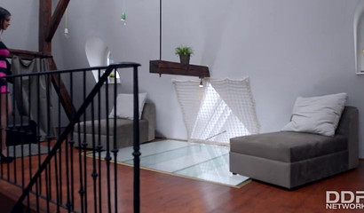 Stunners Abbie Cat & Felicia Kiss wake up horny dude and blow him off