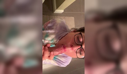 Amateur slut Nerdygangsta gorging on a dick behind the scenes