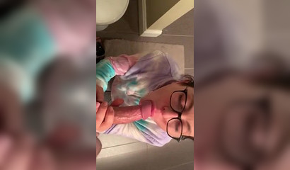 Amateur slut Nerdygangsta gorging on a dick behind the scenes