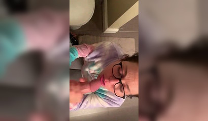 Amateur slut Nerdygangsta gorging on a dick behind the scenes