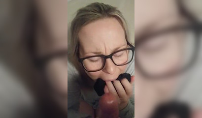 Nerdy babe begs for cum during blowjob action