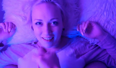 ネオン・ドリームガールのクレイジーフェイシャル