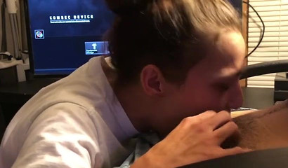 Wife enjoys a throatpie in amateur action