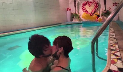 Amateur Japanese couple Emuyumi_Couple fooling around in a pool