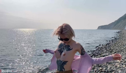 Adolescente rubia practica sexo oral profundo junto al mar.