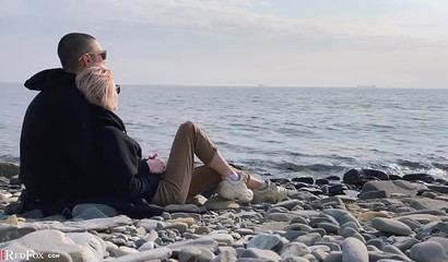 Adolescente rubia practica sexo oral profundo junto al mar.