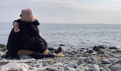 Adolescente rubia practica sexo oral profundo junto al mar.