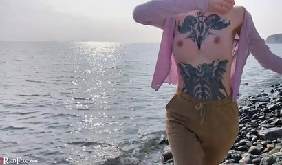 Adolescente rubia practica sexo oral profundo junto al mar.