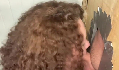 Esposa BBW le chupa la polla a un semen abundante en un agujero de la gloria