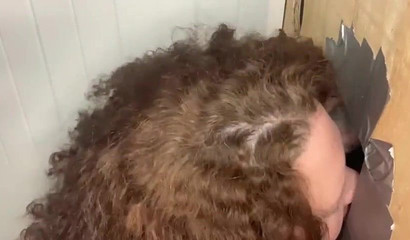 Esposa BBW le chupa la polla a un semen abundante en un agujero de la gloria