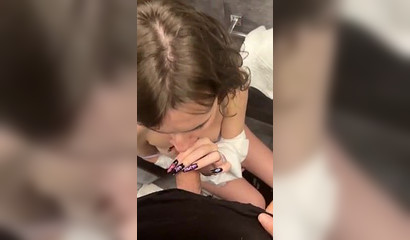 クラブのトイレでパーティー中に一夜を共に