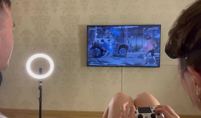 Blinkfolded and with a big smile on her face the girl kees sucking