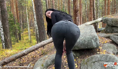 Brunetta fa sesso orale profondo nel bosco