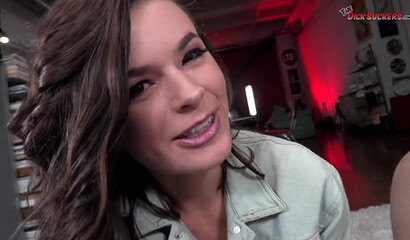 Dharma Jones genießt POV-Blowjob