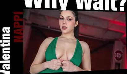 Valentina Nappi für eine Blowjob-Szene engagieren
