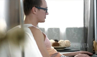 Nerd receives perfect head from his tanned girlfriend on the sofa