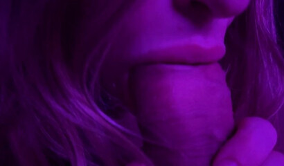 Blondine bettelt darum, Sperma zu lutschen