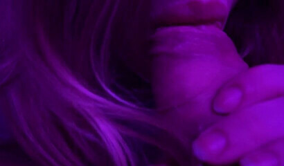 Blondine bettelt darum, Sperma zu lutschen