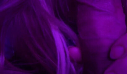 Blondine bettelt darum, Sperma zu lutschen
