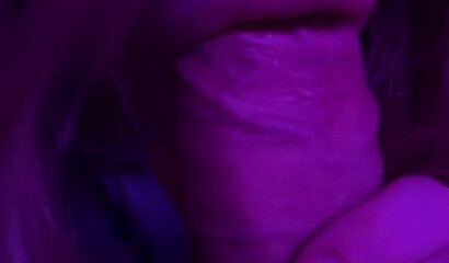 Blondine bettelt darum, Sperma zu lutschen