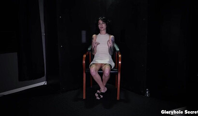 Morena tatuada disfruta del sexo oral profundo en gloryhole