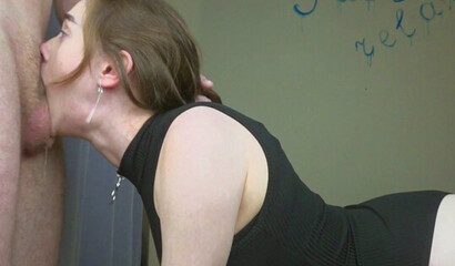 Fazer sexo oral profundo não é fácil, mas essa garota domina a técnica para conseguir trabalhos remunerados.