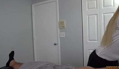 Dude’s sensual massage turns into epic blowjob