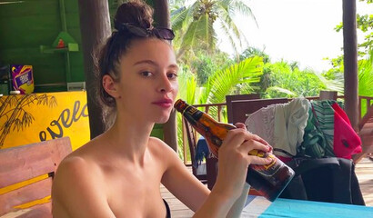 Sus habilidades con la botella le hacen acabar con una polla en los arbustos.