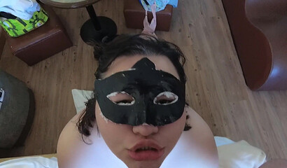 Essa amadora gordinha anseia por uma profunda ejaculação facial.