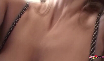 Persia Monir prend une grosse bite dans ses seins et la gorge profonde