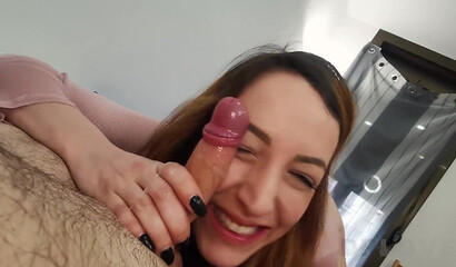 Liz Rainbow ofrece una felación profunda y una eyaculación facial muy sucias.