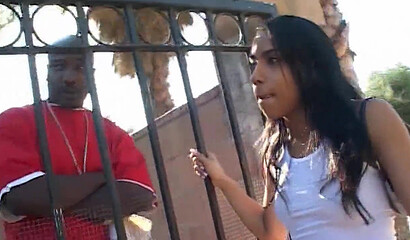 Jada Kiss é destruída por dois enormes pênis negros.