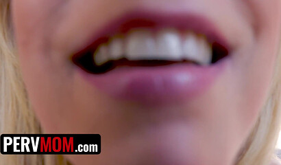Una MILF rubia tetona se exhibe y practica sexo oral al aire libre.