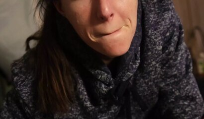 Une brune reçoit une éjaculation en gorge profonde