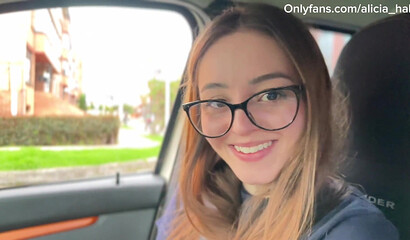 Ragazza tatuata fa una sega in auto