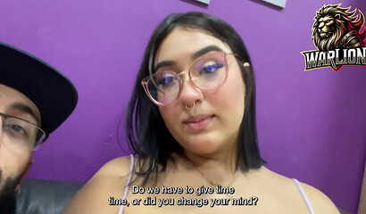 Latina tetona con gafas hace una paja traviesa
