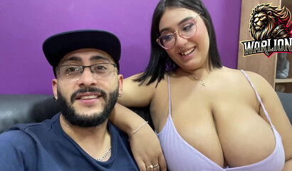 Latina tetona con gafas hace una paja traviesa