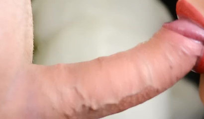 Skilled MILF gives superb close up blowjob and plays with cum