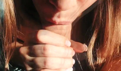 Attractive MILF uses her sexy lips to please fat dick