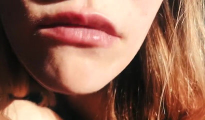 Attractive MILF uses her sexy lips to please fat dick