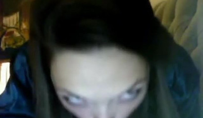 Raven-haired babe toying her mouth in a solo