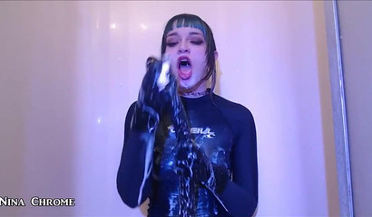 Amateur girl deepthroats a dildo in a messy solo