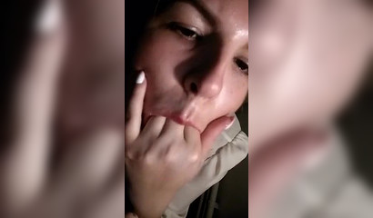 Amateur nympho wraps her mouth around a dick and blows it