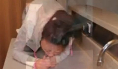 Amateur slut jumps on a counter to suck a dildo