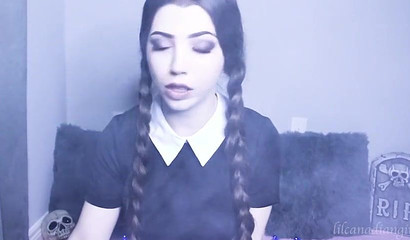 Kinky cosplaying brunette showing off her sucking skills