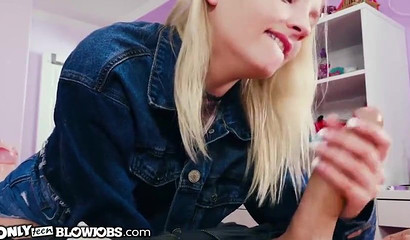 Petite teen Kate Bloom can't stop blowing his stick