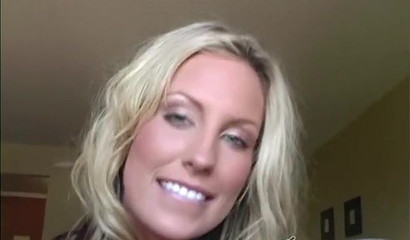 Slutty blondie gives a blowjob at a motel room