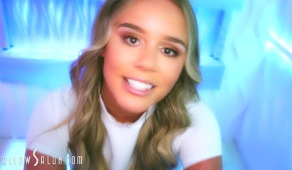 Alexis Adams heyecanlanırken ateşli oral seks bir derin boğaz olur